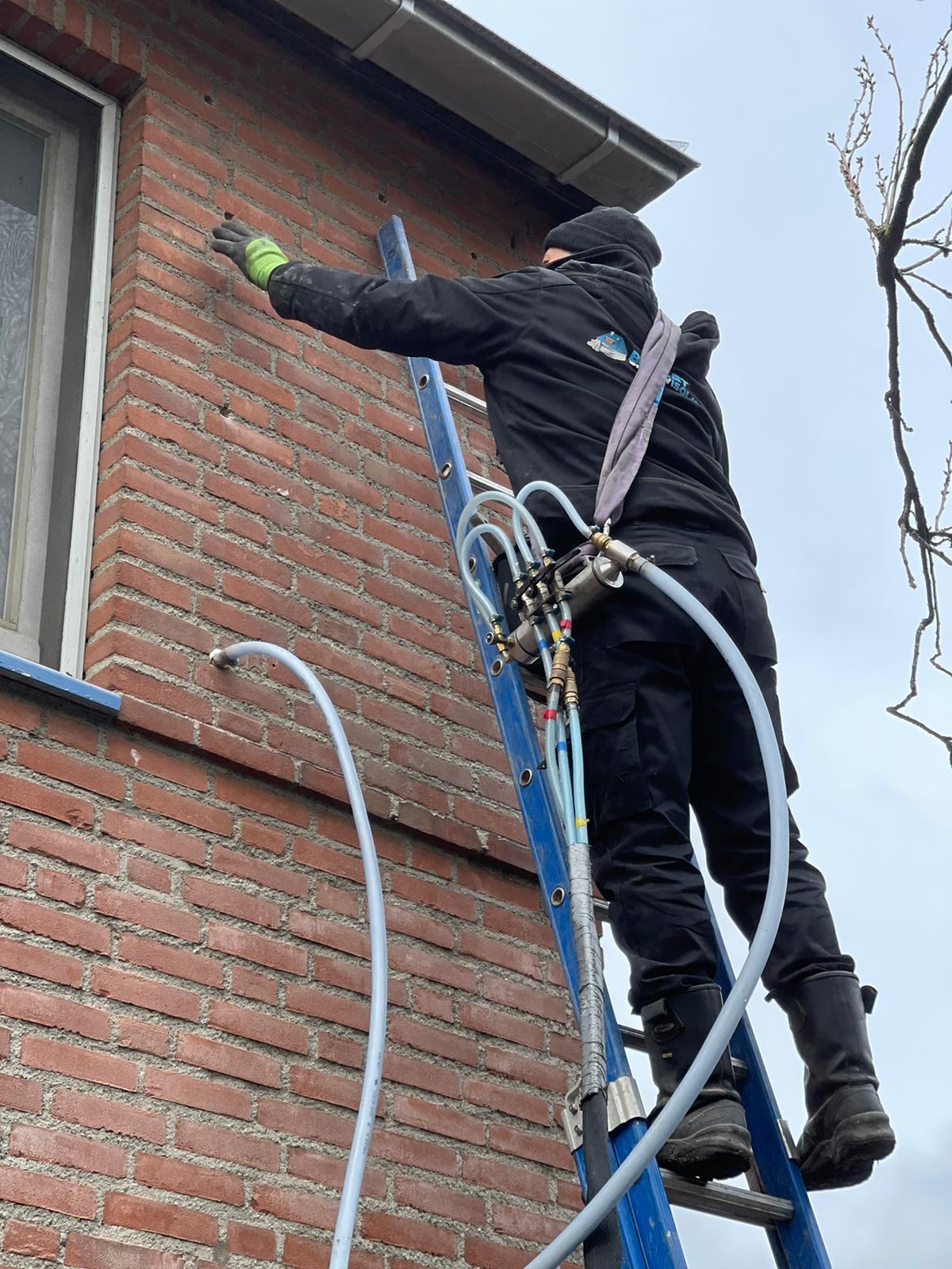 Spouwmuurisolatie parels of foam inbrengen voor na-isoleren spouwmuur