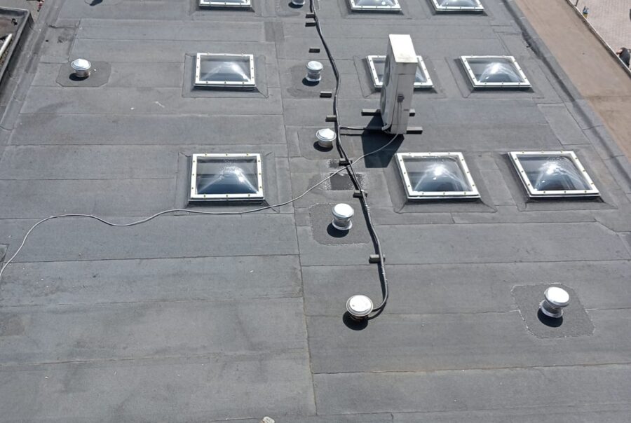 Geheel dak dubbel geisoleerd volledig klaar met nieuwe lichtstraten en ontluchting