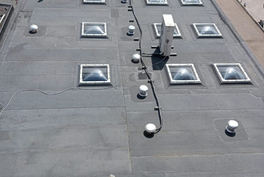 Geheel plat dak dubbel geisoleerd volledig klaar met nieuwe lichtstraten en ontluchting