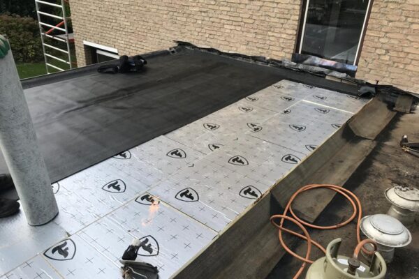 Plat dak op isoleren pir platen onder dakbedekking
