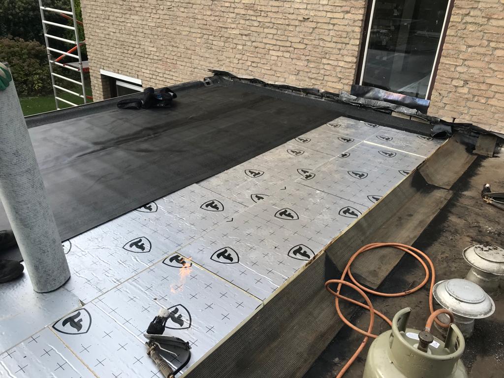 Plat dak dubbel isoleren pir platen onder dakbedekking